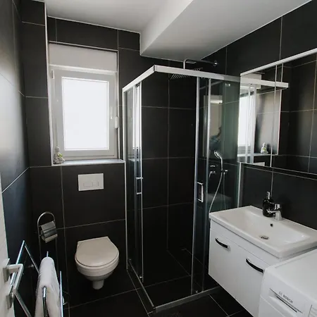 Luxury Marija Τρογκίρ