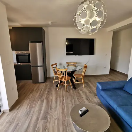 Luxury Marija Τρογκίρ